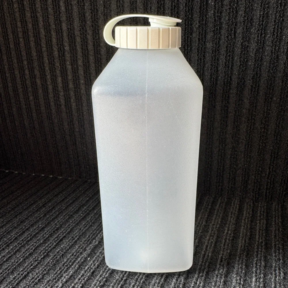 Rubbermaid Servin Saver 2 Quart Plastic Water Bottle Pitcher 2468 White Lid - Picture 5 of 8